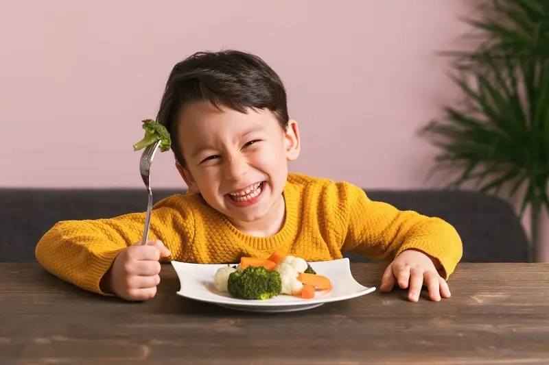 chłopiec je warzywa